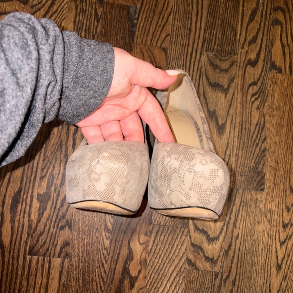 Brian Atwood Savita Taupe Suede Glitter Floral Platform Pumps Heels Size 9 - Picture 6 of 10